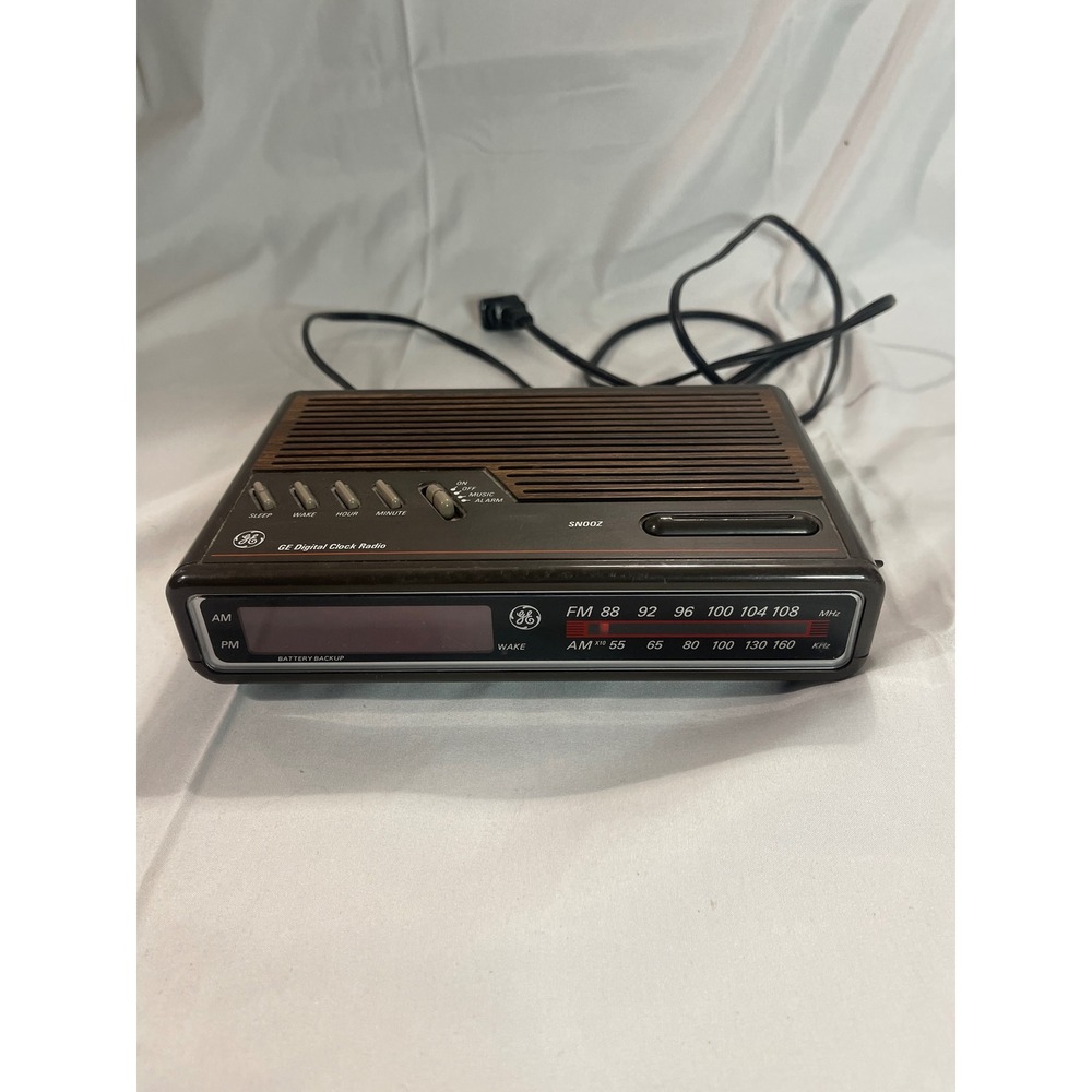 GE Digital Clock Radio Vintage AM FM Woodgrain Alarm Clock Model 7-4612A Brown